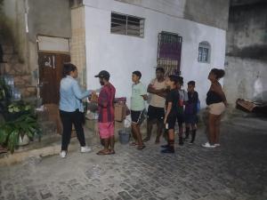 Moradores da Praça Seca recebem alimentos entregues por Lulu, em iniciativa da Conexão Femina.